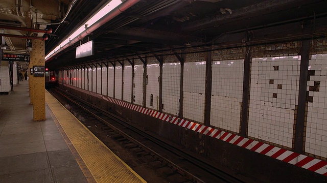 在第六大道地铁站经过L线视频素材