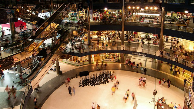 T ?人們在美國購物中心購物視頻素材