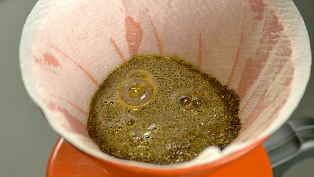 将热水倒入滴管中，用于手工滴咖啡视频素材