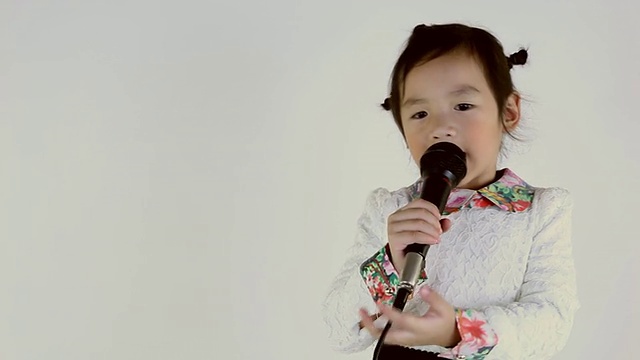 小女孩唱歌。视频下载