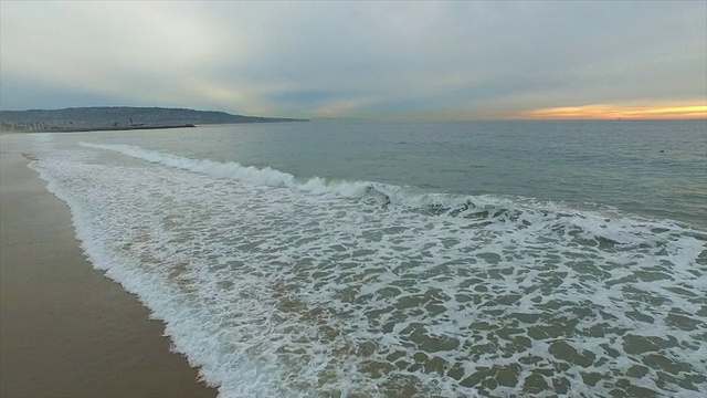 航拍的海洋和海浪打破海滩。视频下载