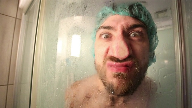 书呆子在洗澡-慢镜头视频下载