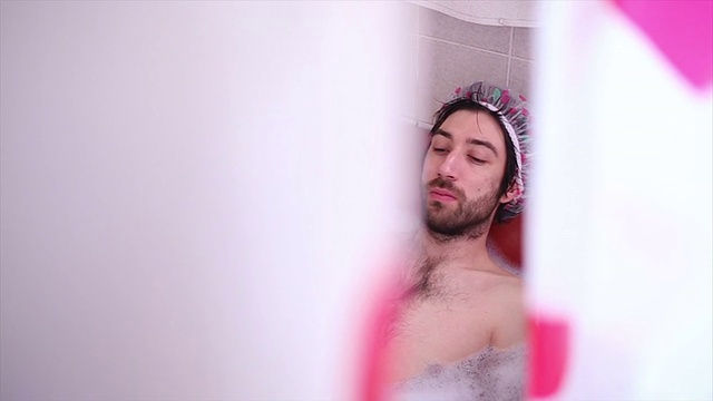 有趣的家伙喜欢在浴缸里视频素材