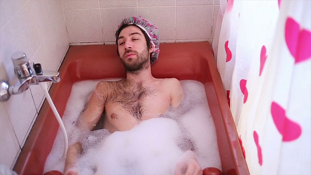 有趣的家伙喜欢在浴缸里-慢镜头视频下载