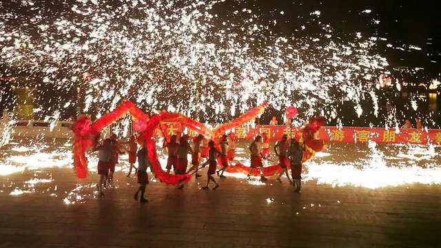钢水的火花四溅。男人们表演舞龙庆祝中国的春节。视频下载