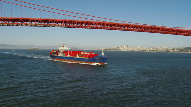 WS ZI航拍金门大桥至货船/旧金山，加利福尼亚，美国视频素材