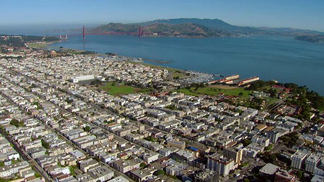 美国加州旧金山市空中接近金门大桥视频素材