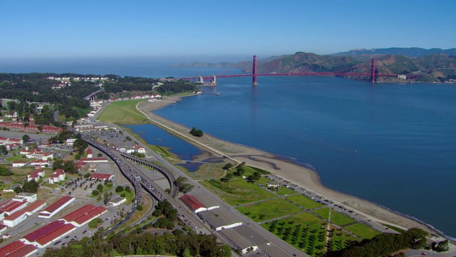 美国加州旧金山市，从美术剧院上空飞向金门大桥视频素材