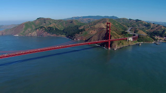 WS航拍接近金门大桥/美国加州旧金山视频素材