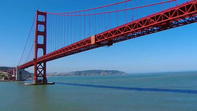 空中接近金门大桥和金门大桥下/美国加州旧金山视频素材