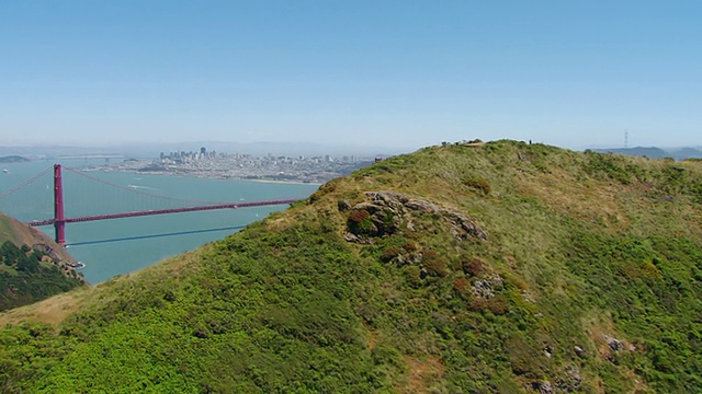 美国加州旧金山市金门大桥的MS航拍图视频素材