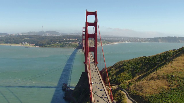 WS鸟瞰图金门大桥与汽车驾驶/旧金山，加利福尼亚州，美国视频下载
