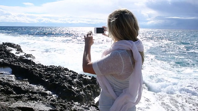 男人帮女人拍照，海面上视频下载