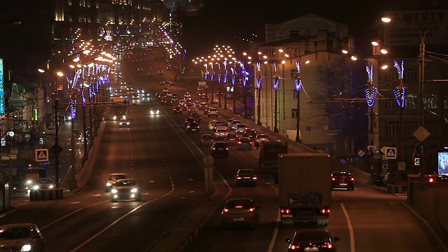 莫斯科路上的夜间交通/俄罗斯，莫斯科视频素材
