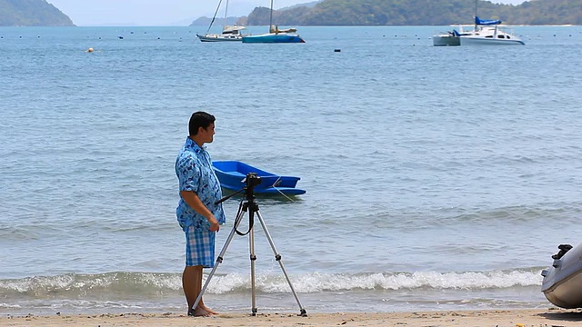 摄影师在海滩拍照视频下载