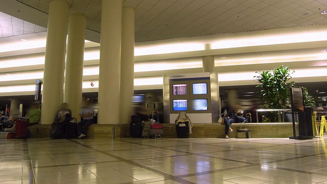 繁忙的机场乘客信息屏幕视频下载