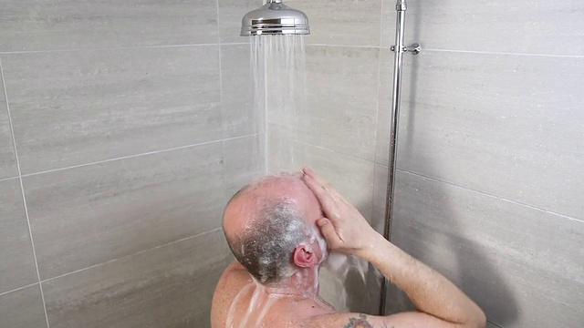 洗澡的男人视频素材