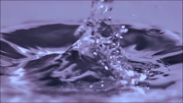 水滴在慢动作中滴落。景深浅视频素材