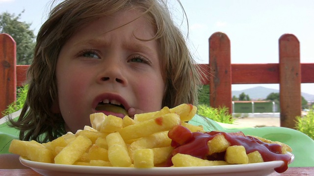 小男孩吃薯条视频素材