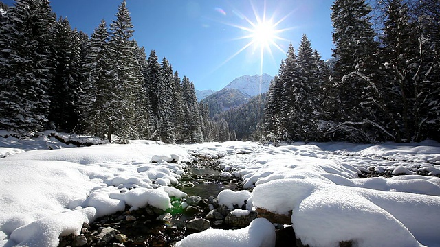 冬天的河流在一个被雪覆盖的风景，泰洛，奥地利视频下载