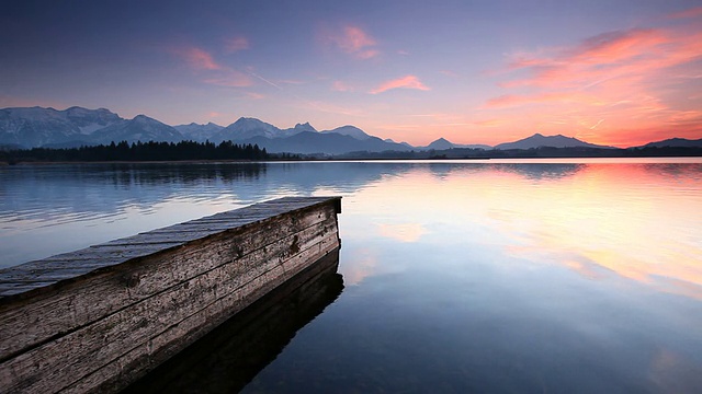 宁静的日落在湖与码头在巴伐利亚-德国视频下载