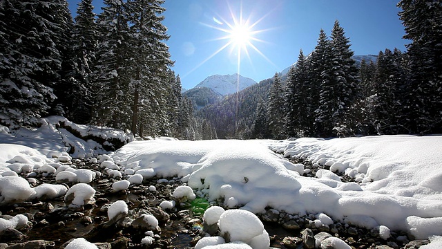 冰雪覆盖的冬季景观泰洛与河流，奥地利视频下载
