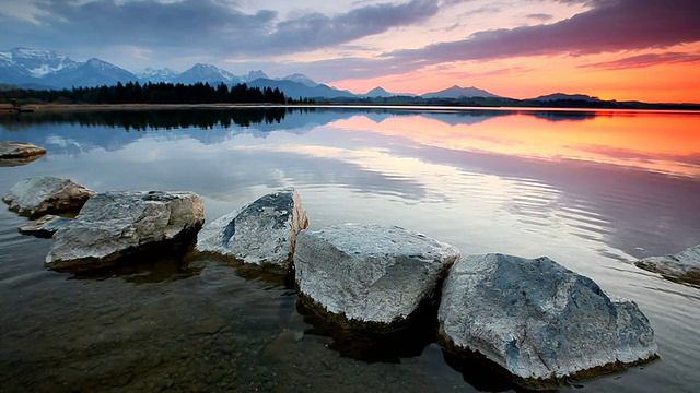 在巴伐利亚霍普芬湖的宁静日落与岩石-德国视频下载