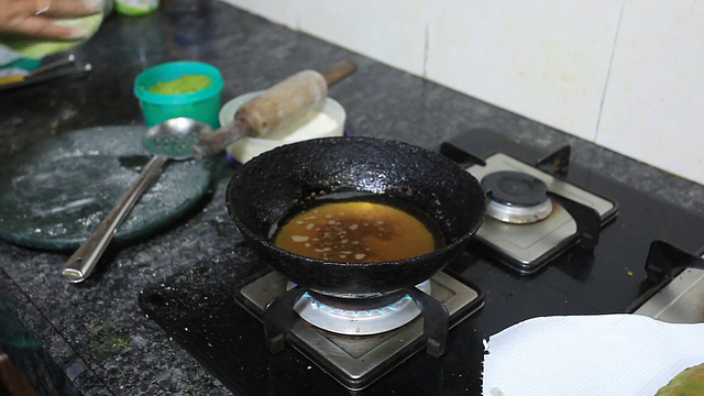 印度亚洲妇女油炸传统食物puri在厨房视频素材