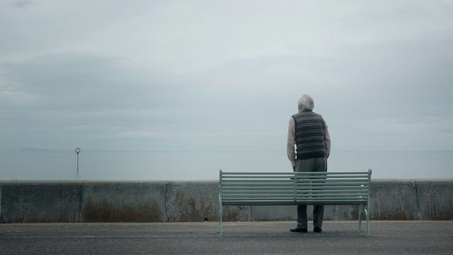 一位上了年纪的人坐在海边视频下载