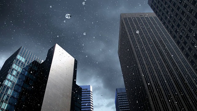 雨点和闪电掠过高楼大厦视频素材