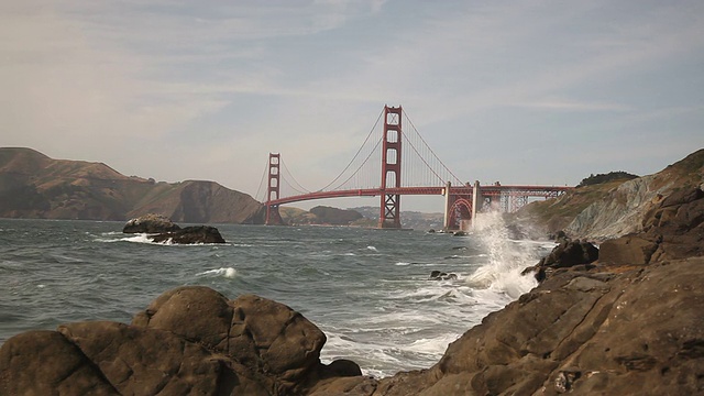 从旧金山贝克海滩看金门大桥视频素材