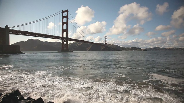 旧金山金门大桥对蓝色多云的天空视频素材