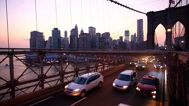 纽约布鲁克林大桥上下午繁忙的交通视频下载