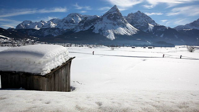 在奥地利泰洛，人们在进行越野滑雪视频下载