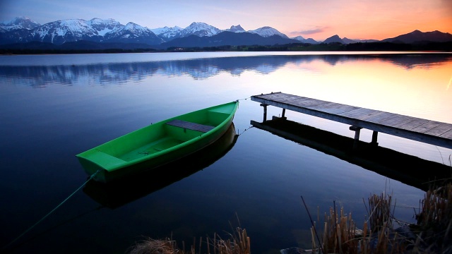hopfensee湖上的日落和划船的宁静景色视频下载