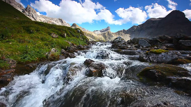 提洛尔瀑布靠近memminger小屋，阿尔卑斯山，奥地利，泰洛视频下载