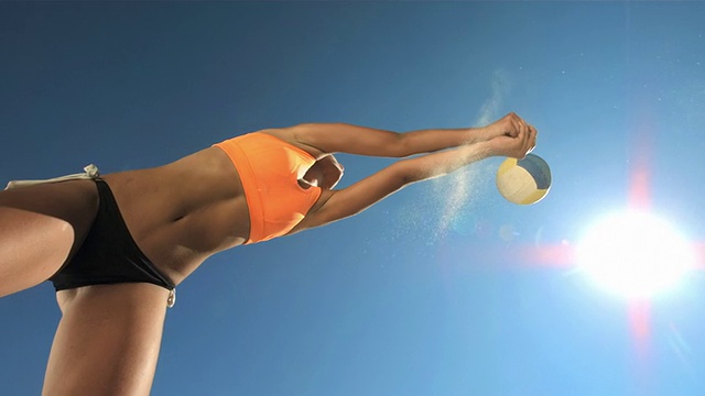 HD超级慢动作:性感女人打沙滩排球视频素材
