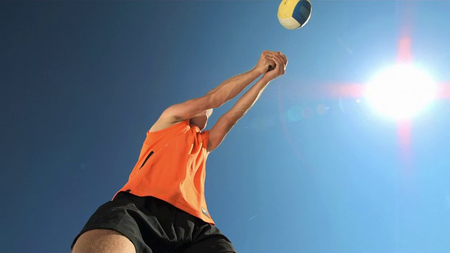 高清超级慢动作:年轻人打沙滩排球视频素材
