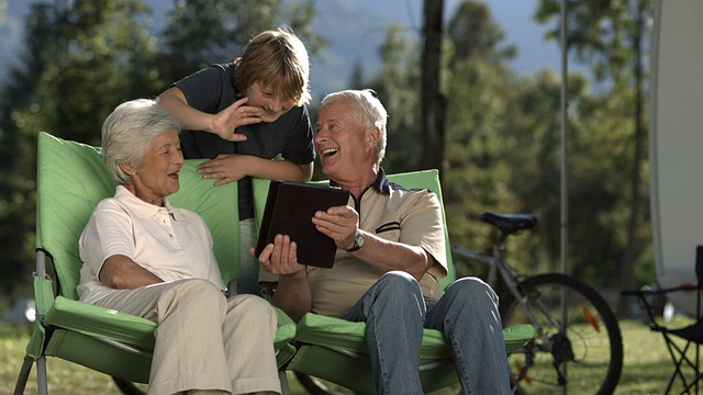 SLO MO祖父母和孙子视频聊天视频下载