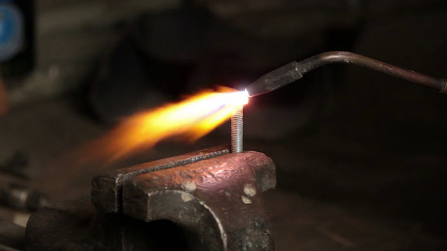 氢氧火焰加热铁视频素材