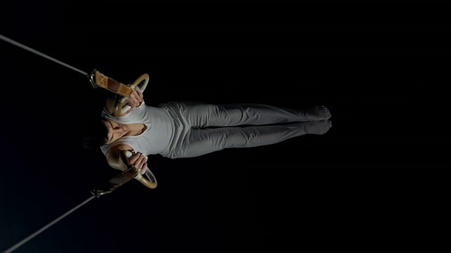 高清超级慢动作:体操运动员在吊环上摇摆视频素材