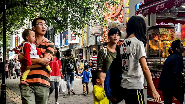 中国广州，2014年11月29日:人们在中国广州著名的购物街——北京路漫步视频下载