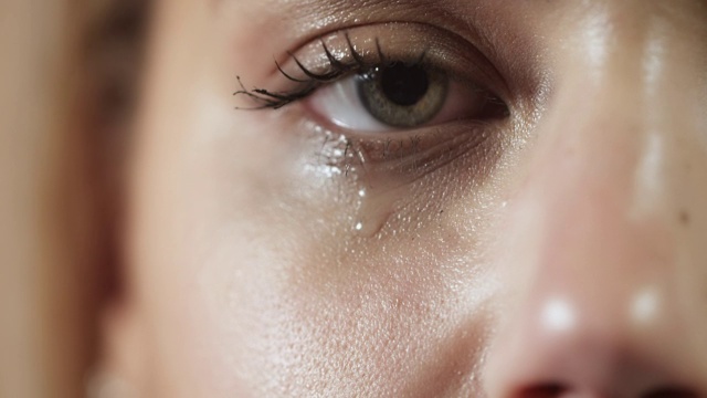 女人哭泣的特写镜头视频素材