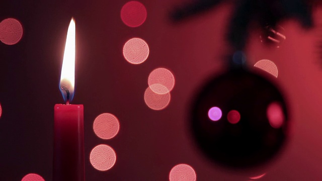 燃烧的蜡烛和装饰圣诞树在美好的环境视频素材