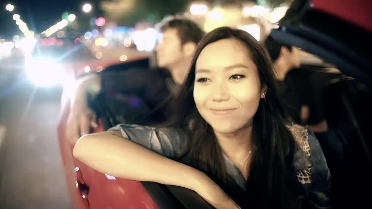 美丽的亚洲女人与愉快的思想。视频下载