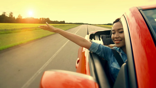 亚洲妇女在高速公路上体验自由视频下载