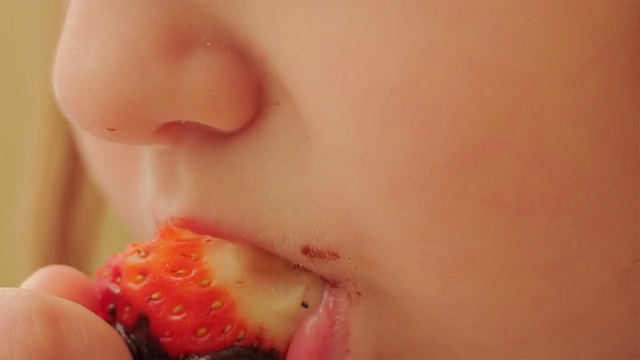 小女孩吃草莓视频素材