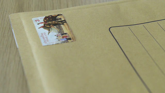 人们在信件和包裹上贴邮票视频下载