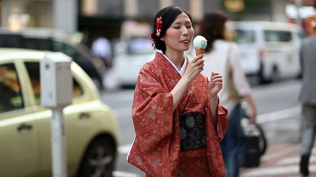 穿着和服的日本女孩在涉谷吃冰淇淋视频素材