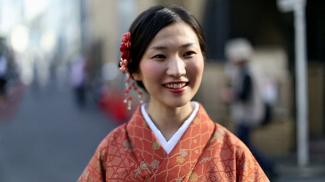 穿着和服的日本女孩在涩谷大笑和微笑视频素材